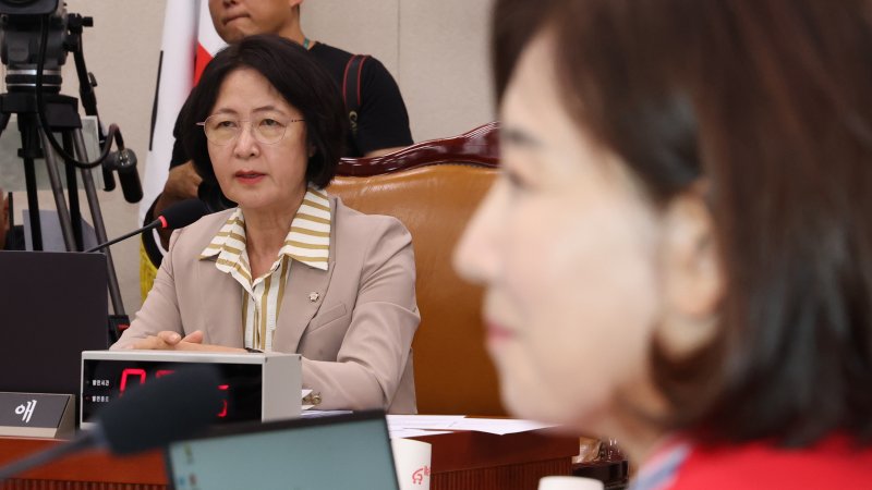 추미애 국회 법제사법위원장이 4일 오후 서울 여의도 국회에서 열린 법사위 전체회의에서 발언하고 있다. 오른쪽은 국민의힘 나경원 의원. 2025.9.4/뉴스1 ⓒ News1 이승배 기자