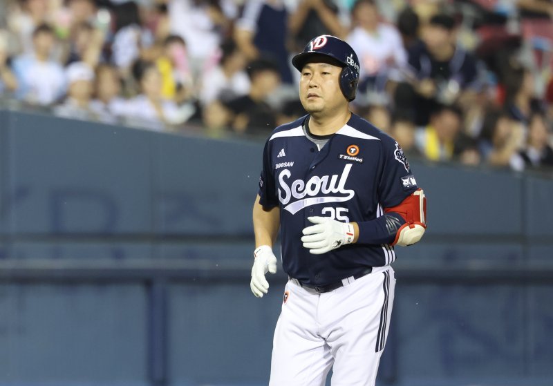 [서울=뉴시스] 황준선 기자 = 6일 서울 송파구 잠실야구장에서 열린 2025 KBO리그 두산 베어스와 LG 트윈스의 경기, 5회 초 2사 만루 상황 두산 양의지가 만루 홈런을 치고 그라운드를 돌고 있다. 2025.08.06. hwang@newsis.com