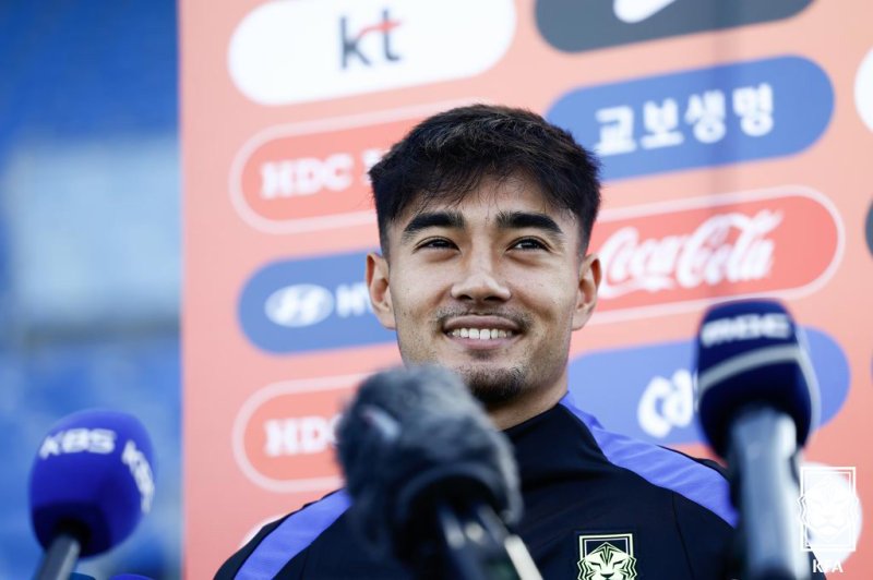 축구국가대표팀 옌스 카스트로프가 3일(현지 시간) 미국 뉴욕주 아이칸 스타디움에서 2026 북중미 월드컵 대비 미국과의 평가전을 앞두고 열린 훈련에서 인터뷰 하고 있다.뉴시스