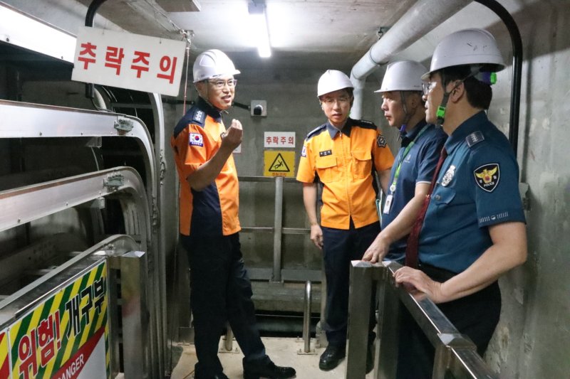 김재병 경기도소방재난본부장이 4일 오후 안산시 단원구 지하 공동구에서 현장 안전을 점검하고 있다. (경기도소방재난본부 제공. 재판매 및 DB 금지) 2025.9.5/뉴스1