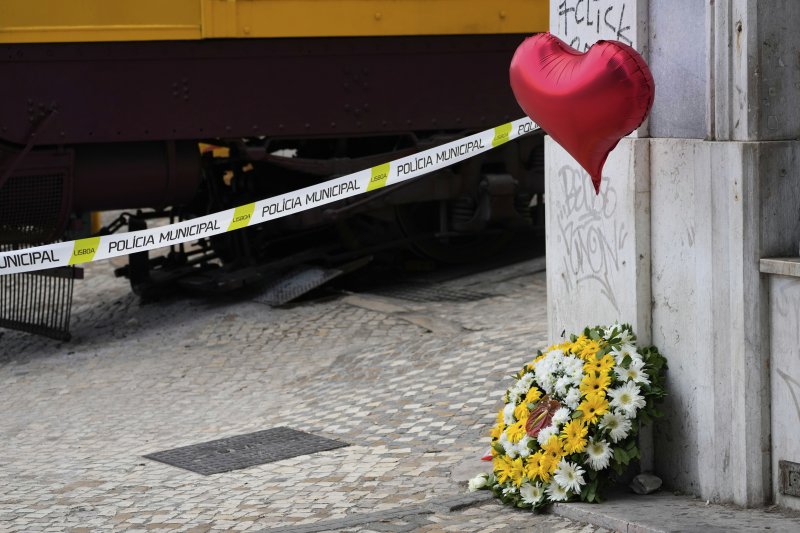 지난 3일 포르투칼 리스본에서 발생한 전차 탈선 사고현장에 조화가 놓여 있다. AP뉴시스