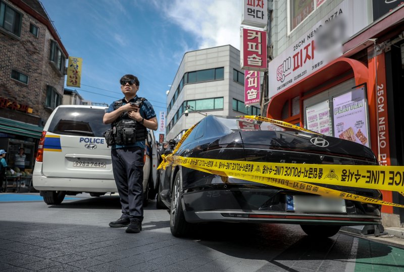 [서울=뉴시스] 정병혁 기자 = 3일 서울 관악구 조원동 칼부림 사건 현장에서 과학수사대가 현장조사를 하고 있다. 2025.09.03. jhope@newsis.com