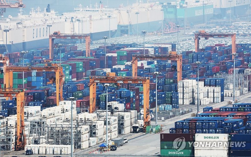 경기도 평택항에 쌓인 컨테이너 (출처=연합뉴스)