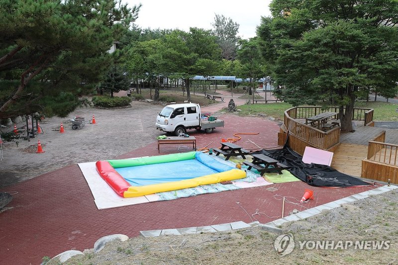 물 건너간 장애인 물놀이 프로그램 (출처=연합뉴스)