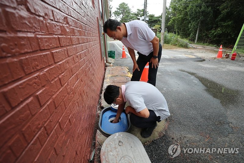 '수도 계량기 점검' (출처=연합뉴스)