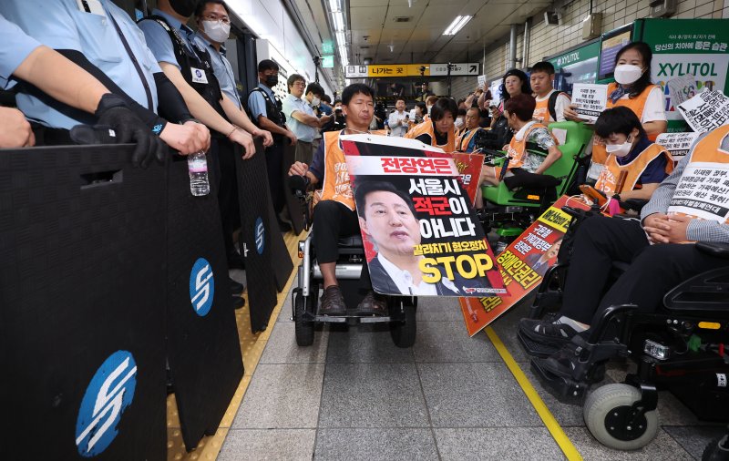 전국장애인차별철폐연대 회원들이 지난 9월 5일 오전 서울 종로구 혜화역에서 63차 출근길 지하철 탑니다 투쟁집회를 하고 있다. 뉴시스