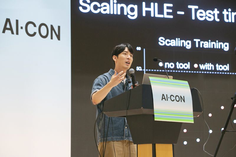 조코딩이 지난 4일 케이뱅크 본사에서 열린 ‘AI CON’에서 최신 AI 트렌드를 소개하고 있다. 케이뱅크 제공