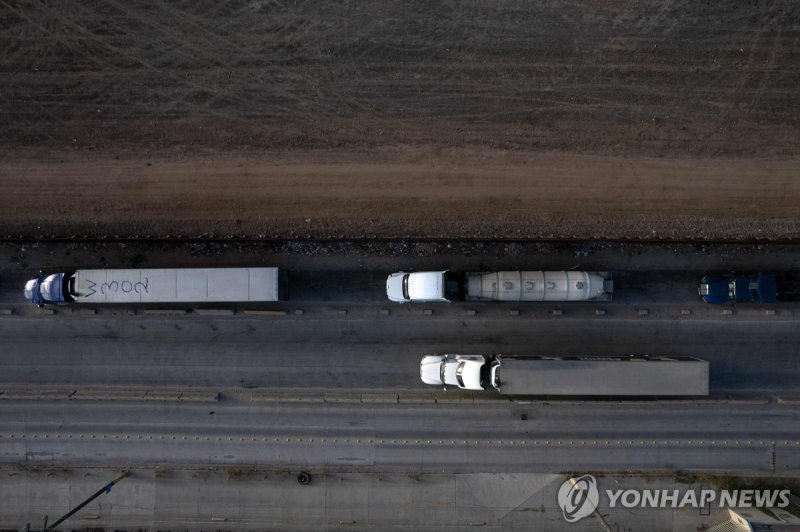 미국 국경 지대의 멕시코 화물차들 (출처=연합뉴스)