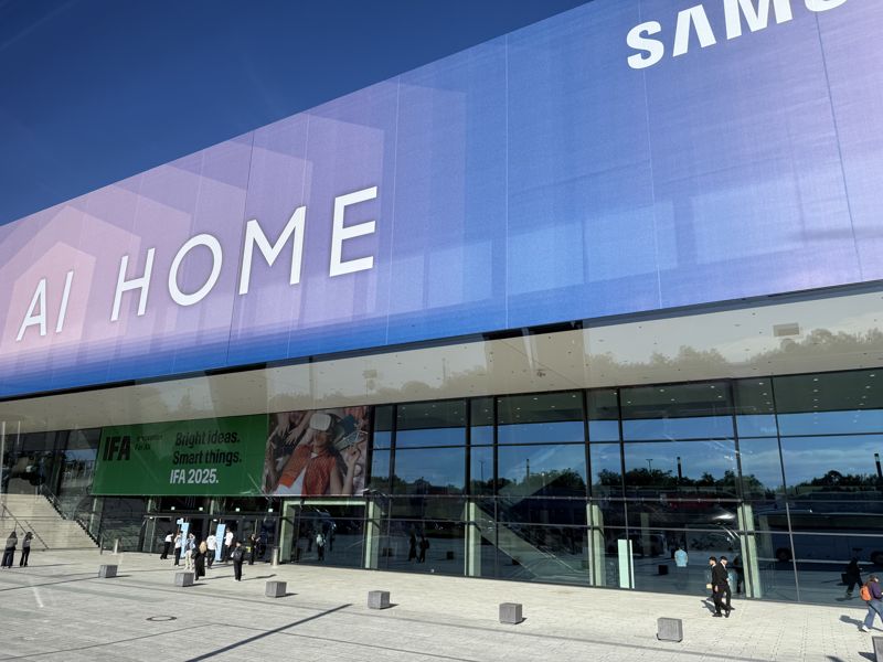IFA 2025가 열린 '메세 베를린' 내 단독 전시장인 '시티 큐브 베를린'에 걸린 삼성전자 옥외 광고. 사진=임수빈 기자