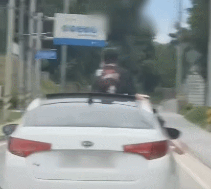 도로 위 위험 묘기…선루프 밖으로 다리까지 내민 운전자의 충격 행위