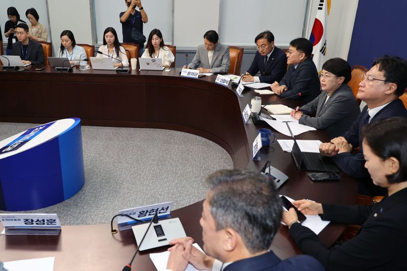 조국혁신당 김선민 당 대표 권한대행이 5일 서울 여의도 국회에서 열린 현안 관련 기자간담회에서 당내 성비위 사건과 관련한 입장을 말하고 있다.사진=서동일 기자