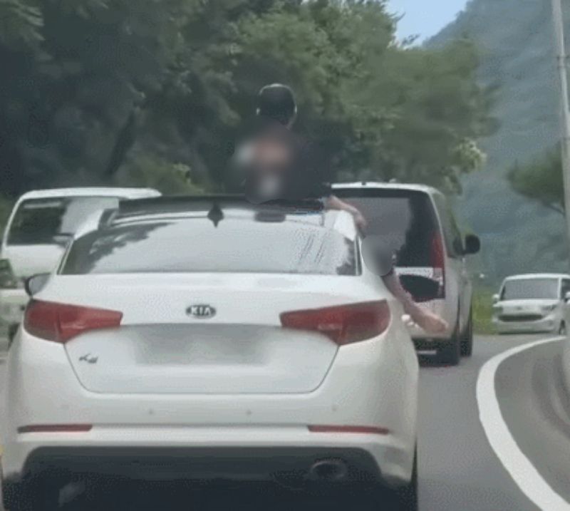 도로 위 위험 묘기…선루프 밖으로 다리까지 내민 운전자의 충격 행위