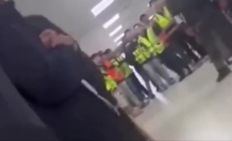 4일(현지시간) 미국 조지아주에 있는 현대차그룹 생산단지 내 전기차 배터리 공장 건설 현장에 미국 이민당국 직원들이 들이닥쳐 통제하는 모습. X 화면 갈무리, 뉴시스