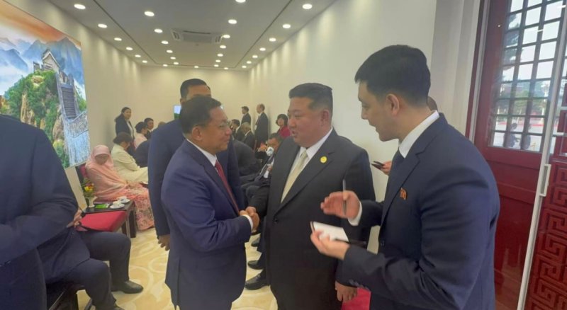 지난 3일 베이징에서 김정은과 대화하는 미얀마 군 지도자 민 아웅 흘라잉. (타트마다우 정보팀 홈페이지 갈무리)