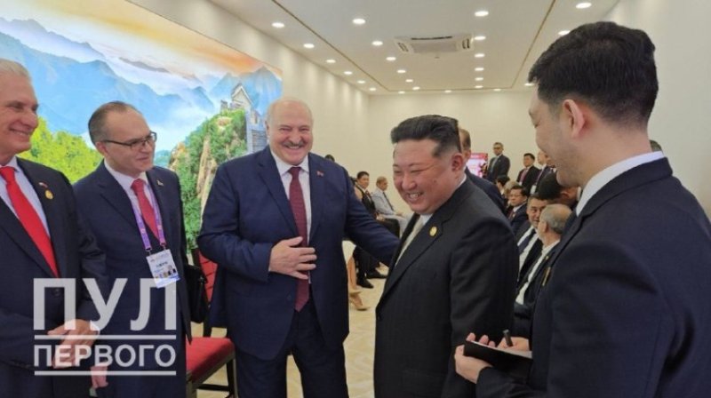 지난 3일 알렉산드르 루카셴코 벨라루스 대통령과 김 총비서가 열병식 시작전 대화하는 모습. ('Пул Первого' 텔레그램 갈무리)