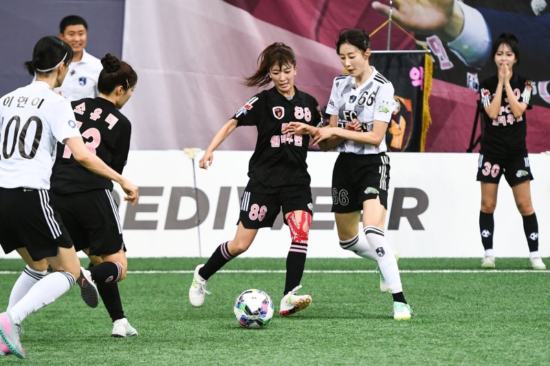 문체부 민원까지 들어간 '골때녀' 편파판정 논란…제작진 공정하게 했는데