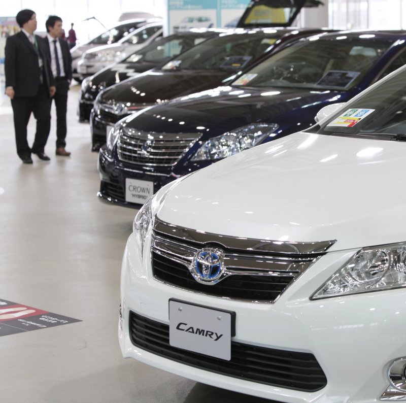 일본 도쿄에 있는 도요타 자동차 매장에서 손님들이 자동차를 둘러보고 있다. 사진=뉴시스