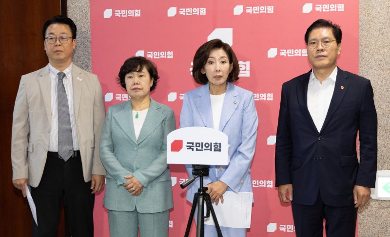 나경원 국민의힘 의원을 비롯한 법사위원들이 5일 서울 여의도 국회에서 법제사법위원회 검찰개혁 입법청문회 증인 채택 등과 관련해 입장을 밝히고 있다. ⓒ News1 이승배 기자