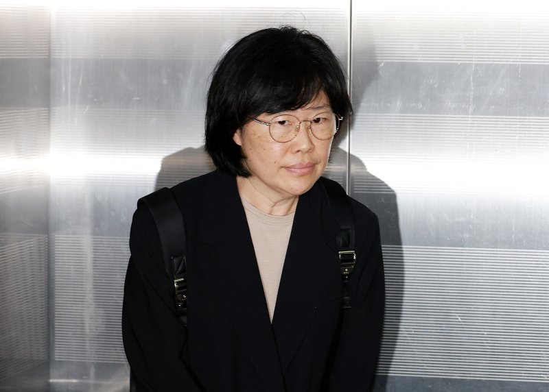 [서울=뉴시스] 이영환 기자 = 유재은 전 국방부 법무관리관이 5일 오후 서울 서초구 순직해병 특검팀(이명현 특별검사) 사무실에서 진행되는 5차 피의자 조사에 출석하고 있다. 2025.09.05. 20hwan@newsis.com