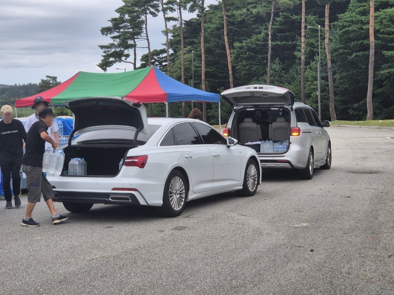 극심한 가뭄으로 재난사태가 선포된 강원 강릉에 5일 전 시민을 대상으로 1인당 12L 분량의 생수가 배부된다. 이날 오전 강원 강릉시 포남동 강릉스피드스케이트장에 마련된 '드라이브 스루' 급수 현장. 2025.9.5/뉴스1 윤왕근 기자