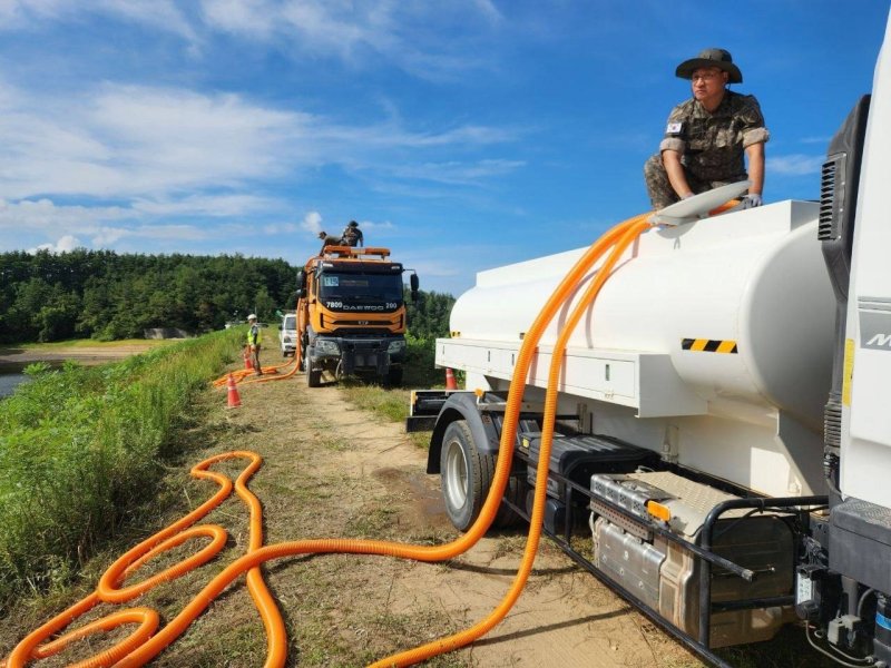 행정안전부는 강원도 강릉 가뭄에 대응하기 위해 4일부터 군 물탱크 차량 400대를 본격적으로 투입해 오봉저수지에 급수를 지원하고 있다고 밝혔다. 사진은 군 물탱크를 활용해 오봉저수지에 급수 지원하는 모습. (행안부 제공. 재판매 및 DB 금지) 2025.9.4/뉴스1