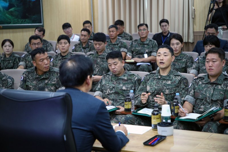 이두희 국방부 차관은 5일 육군수도기계화보병사단을 방문해 30여명의 초급·중견간부들과 간부 획득 및 복무여건 개선을 위한 현장 간담회를 실시했다. 국방일보 제공