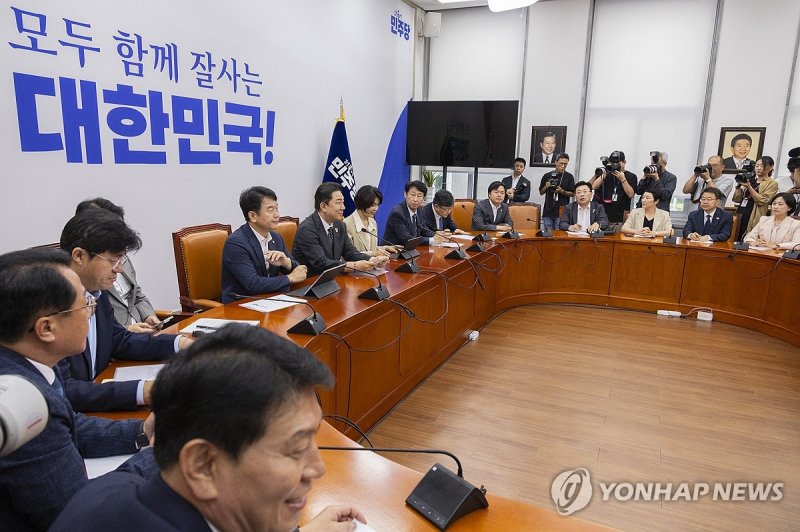 원내대책회의에서 발언하는 김병기 원내대표 (출처=연합뉴스)