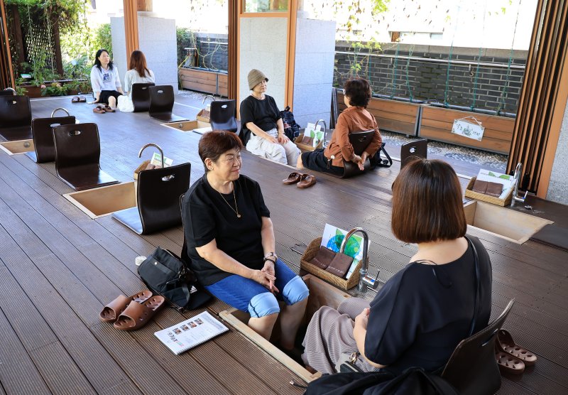 5일 서울 동대문구 서울한방진흥센터를 찾은 외국인 관광객들과 시민들이 족욕 체험을 하고 있다. 2025.9.5/뉴스1 ⓒ News1 김진환 기자