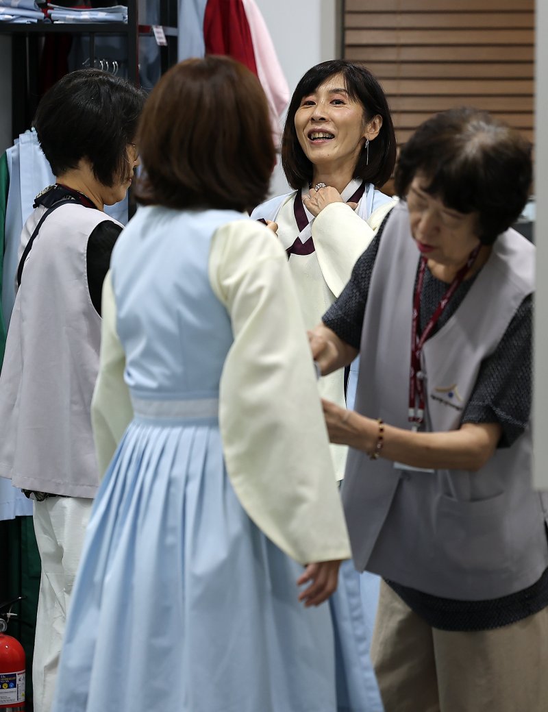 5일 서울 동대문구 서울한방진흥센터를 찾은 일본인 관광객들이 전통의상 체험을 하고 있다. 2025.9.5/뉴스1 ⓒ News1 김진환 기자