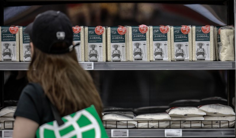 [서울=뉴시스] 정병혁 기자 = 5일 서울시내 한 대형마트를 찾은 시민들이 쌀 제품을 살펴보고 있다.농림축산식품부는 쌀 소비자 가격이 급등하자 할인 지원을 20㎏당 3000원에서 5000원으로 늘리기로 했다. 이어서 쌀가공식품업체들의 원료곡 부족 해소를 위해 정부관리양곡 중 가공용 쌀 5만톤 범위에서 추가 공급하기로 했다. 2025.09.05. jhope@newsis.com