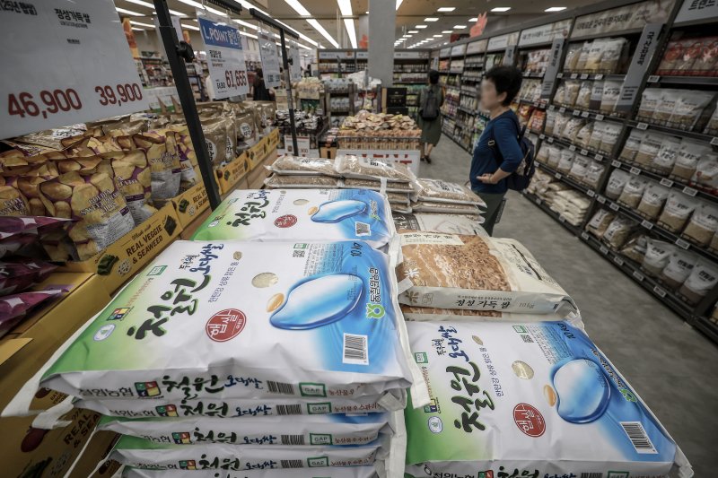 [서울=뉴시스] 정병혁 기자 = 5일 서울시내 한 대형마트를 찾은 시민들이 쌀 제품을 살펴보고 있다.농림축산식품부는 쌀 소비자 가격이 급등하자 할인 지원을 20㎏당 3000원에서 5000원으로 늘리기로 했다. 이어서 쌀가공식품업체들의 원료곡 부족 해소를 위해 정부관리양곡 중 가공용 쌀 5만톤 범위에서 추가 공급하기로 했다. 2025.09.05. jhope@newsis.com