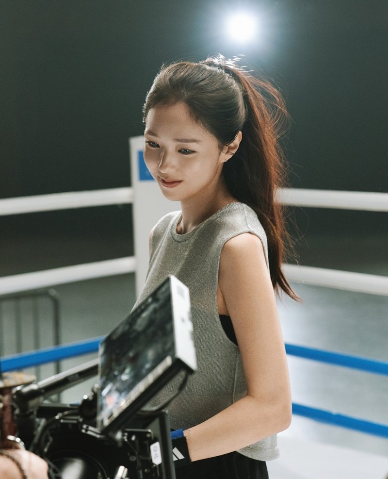 채수빈, 반전매력…글러브 끼고 강렬 눈빛