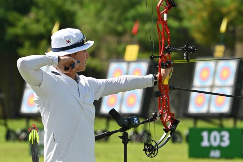 [광주=뉴시스] 이영주 기자 = 광주2025현대세계양궁선수권대회 막이 오른 5일 오후 광주 남구 광주국제양궁장에서 대한민국 양궁 컴파운드 국가대표 김종호 선수가 화살을 쏘고 있다. 2025.09.05 leeyj2578@newsis.com