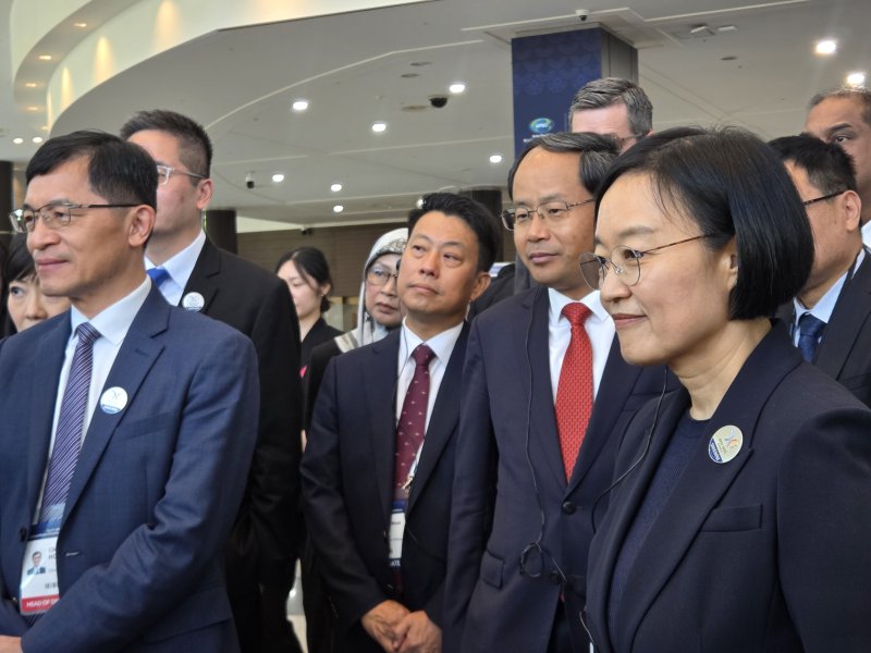한성숙 중소벤처기업부 장관이 5일 제주 국제컨벤션센터에서 열린 '2025 APEC 중소기업 장관회의'에서 회원국 장관들과 함께 국내 중소기업 전시부스를 찾아 설명을 듣고 있다. 2025.9.5/뉴스1 ⓒ뉴스1 장시온 기자