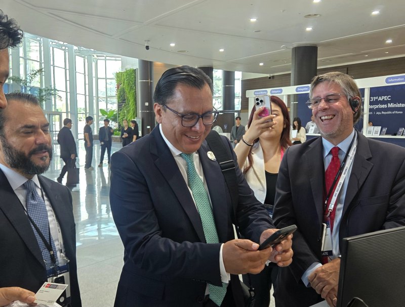 제주 국제컨벤션센터에서 열린 '2024 APEC 중소기업 장관회의'에 참석한 곤살레스 게레로 페루 생산부 장관이 5일 기술·콘텐츠 스타트업 '툰스퀘어' 부스를 방문해 사진을 찍고 있다. 2025.9.5/뉴스1 ⓒ뉴스1 장시온 기자