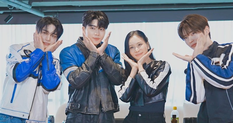 고소영, 제로베이스원 사이 '꽃받침'…"딸과 함께 덕질"