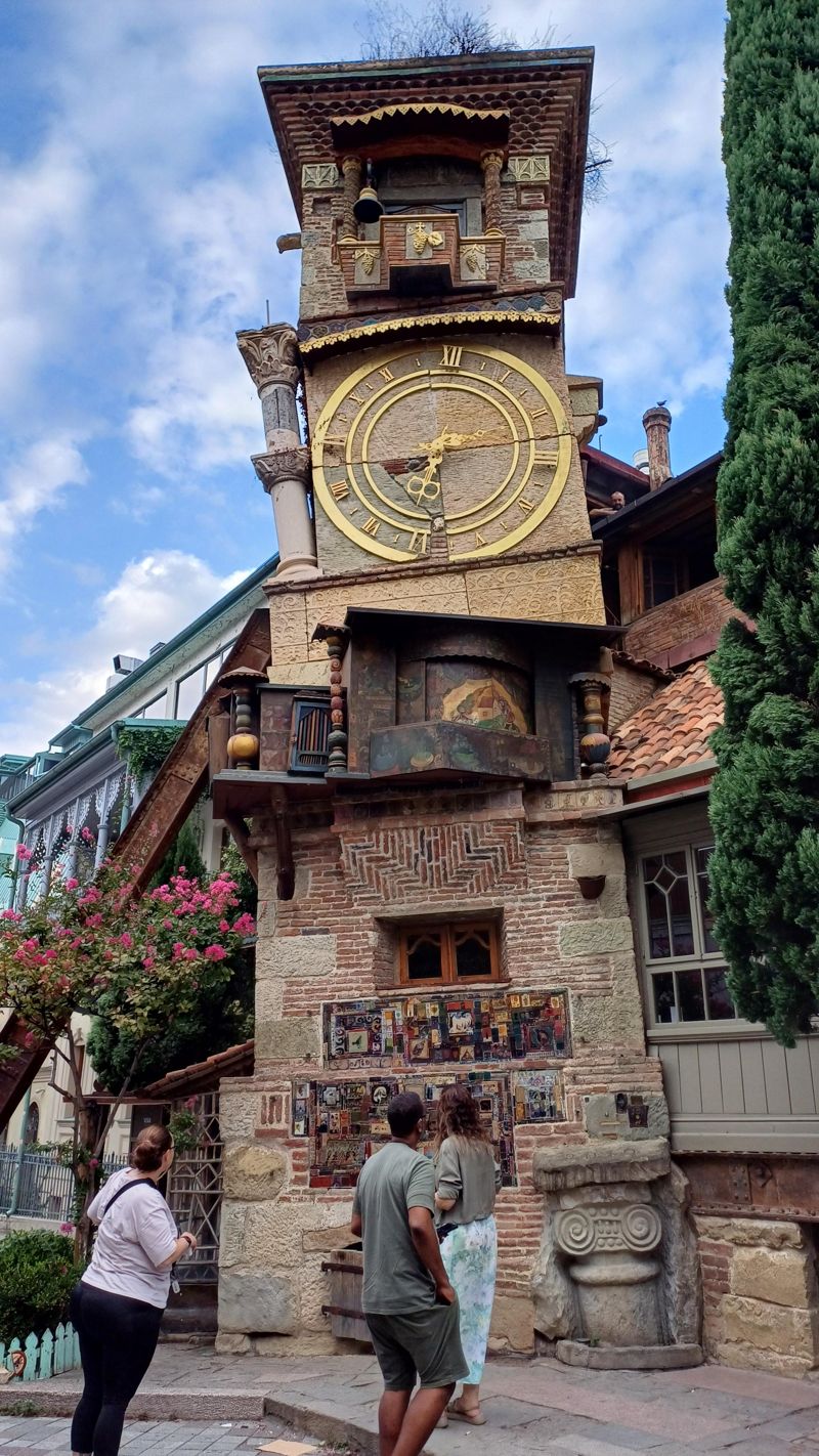 조지아 수도 트빌리시의 대표 관광 명소인 시계탑.