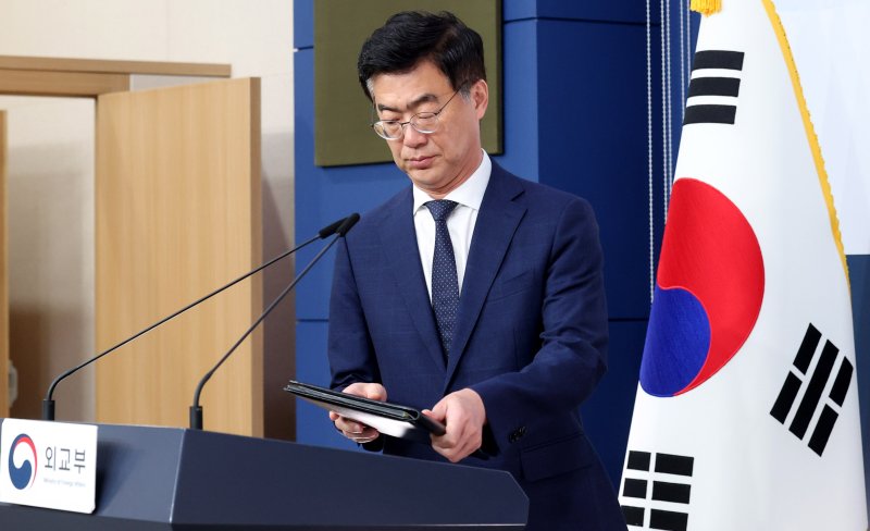 이재웅 외교부 대변인이 5일 오후 서울 종로구 정부서울청사에서 '미국 조지아주 현대자동차-LG에너지솔루션 공장 한국인 포함 불법체류자 체포'와 관련 브리핑을 위해 단상으로 향하고 있다. 외교부는 미국 측의 대응에 유감을 표명하면서 "미국의 법 집행 과정에서 우리 투자업체의 경제 활동과 우리 국민의 권익이 부당하게 침해되어서는 안 될 것"이라고 강조했다. /사진=뉴시스화상