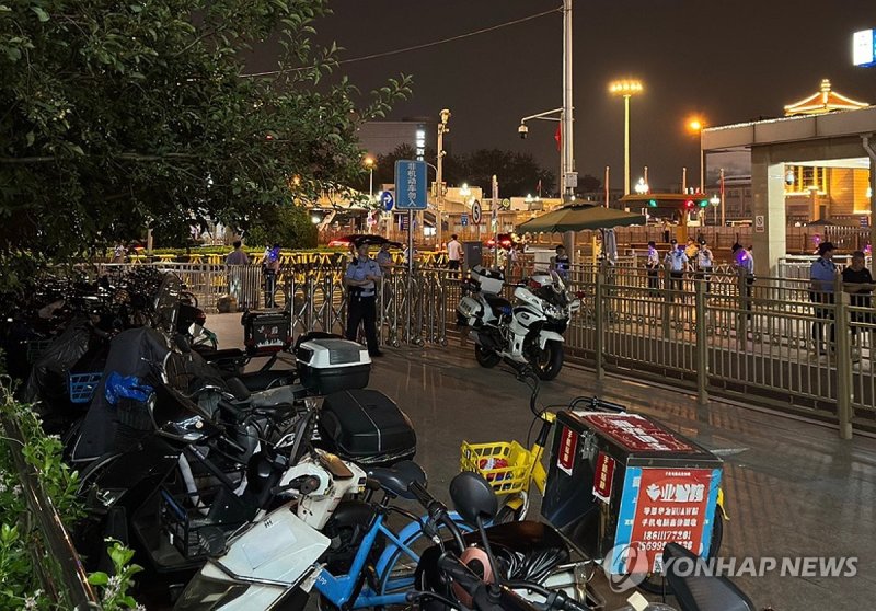 베이징역 인근에서 이동하는 김정은 북한 국무위원장 의전차량 (출처=연합뉴스)