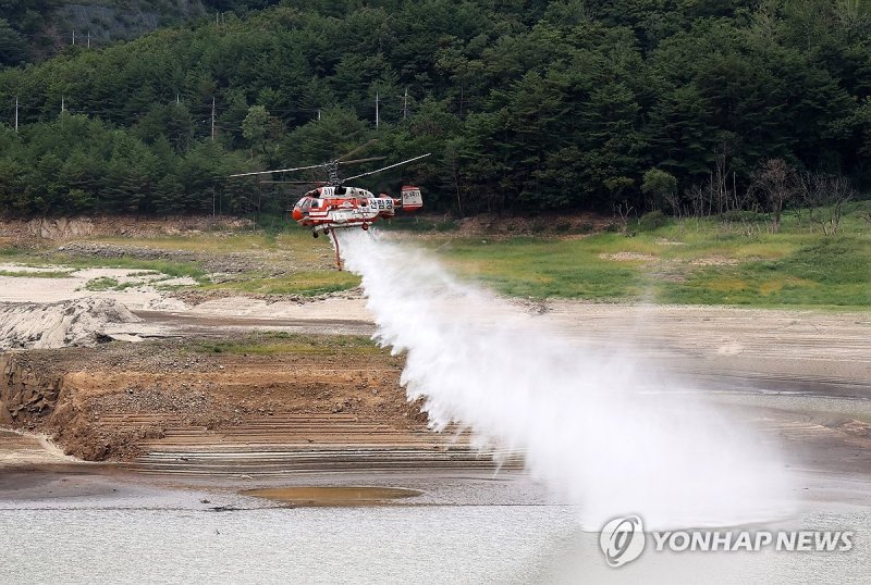 '최악 가뭄' 강릉 물 공급에 헬기까지 투입 (출처=연합뉴스)