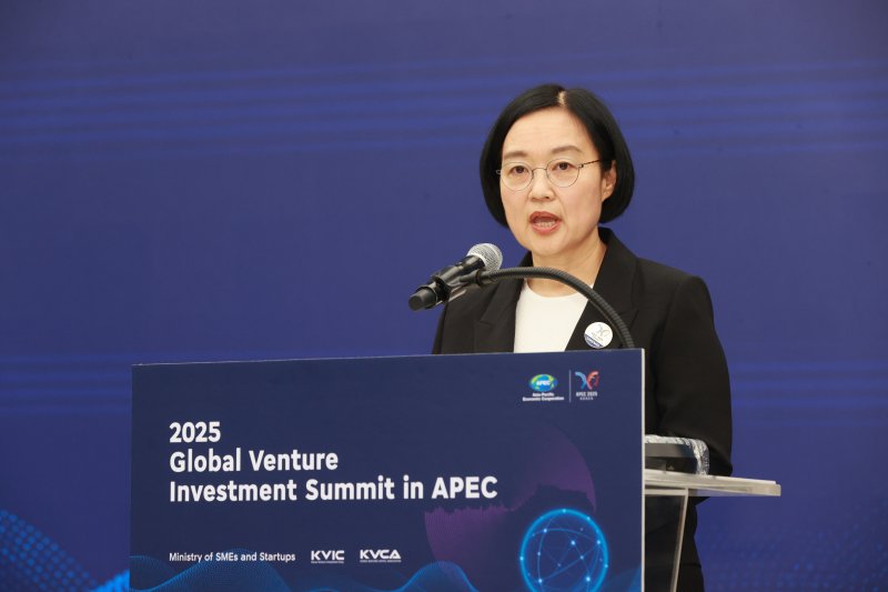 한성숙 중소벤처기업부 장관이 4일 제주국제컨벤션센터(ICC)에서 열린 '2025 글로벌 벤처 투자 서밋 in APEC'에서 환영사를 하고 있다. (중소벤처기업부 제공. 재판매 및 DB 금지)