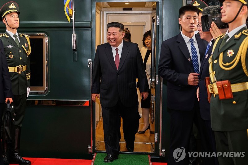 '열병식 참석' 김정은, 베이징 도착…양복차림에 딸 주애도 동행 (출처=연합뉴스)