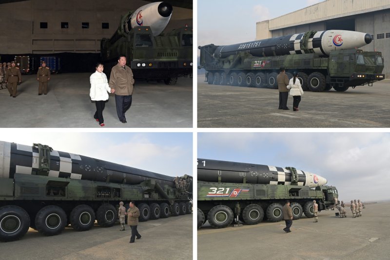 (평양 노동신문=뉴스1) = 2022년 11월19일 김 총비서가 딸 주애와 대륙간탄도미사일(ICBM) 발사 현장을 찾은 모습. 북한 노동당 기관지 노동신문이 공개. 2022.11.19 [국내에서만 사용가능. 재배포 금지. DB 금지. For Use Only in the Republic of Korea. Redistribution Prohibited] rodongphoto@news1.kr
