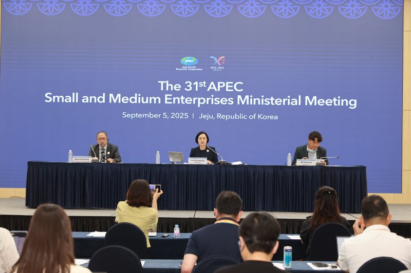 한성숙 중소벤처기업부 장관이 5일 제주 국제컨벤션센터(ICC)에서 열린 '제31차 APEC 중소기업 장관회의'를 마치고 공동기자회견에서 발언하고 있다. (중소벤처기업부 제공. 재판매 및 DB 금지)