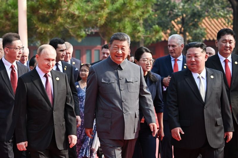 러시아의 블라디미르 푸틴 대통령, 중국의 시진핑 국가주석, 북한의 김정은 국무위원장(왼쪽부터)이 지난 3일 군국주의 일본에 대한 승리와 2차 세계대전 종전 80주년을 기념하는 군사 퍼레이드에 앞서 이야기를 나누고 있다. / 사진=연합뉴스