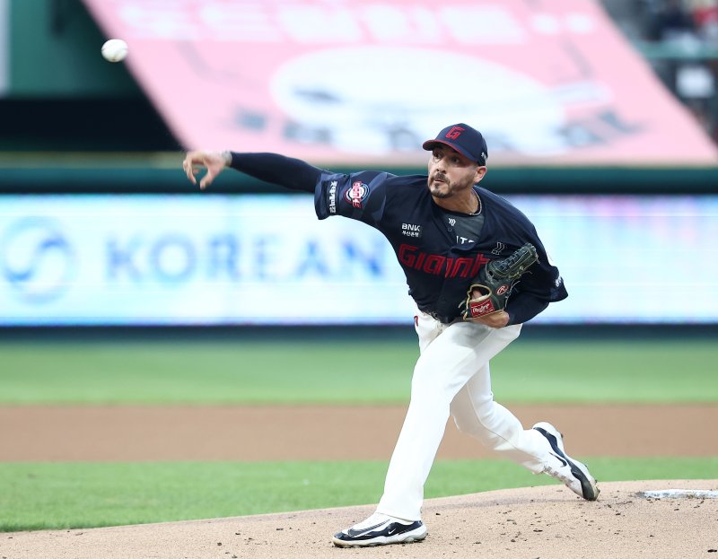 롯데 선발 벨라스케즈가 5일 인천 SSG랜더스필드에서 열린 '2025 신한 SOL 뱅크 KBO리그' 롯데 자이언츠와 SSG 랜더스의 경기에서 역투하고 있다. 2025.9.5/뉴스1 ⓒ News1 김성진 기자
