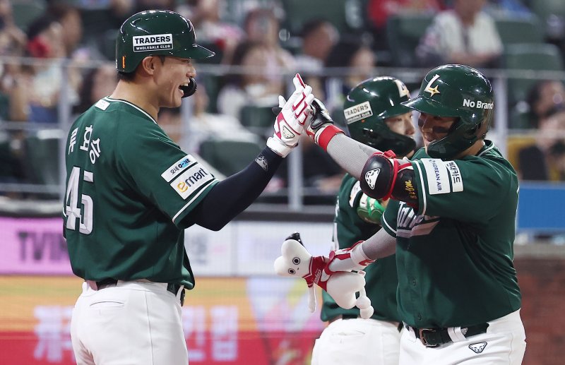 5일 인천 SSG랜더스필드에서 열린 '2025 신한 SOL 뱅크 KBO리그' 롯데 자이언츠와 SSG 랜더스의 경기, SSG 고명준이 4회말 무사 2루 상황에서 2점 홈런을 날린 후 류효승과 하이파이브를 하고 있다. 2025.9.5/뉴스1 ⓒ News1 김성진 기자