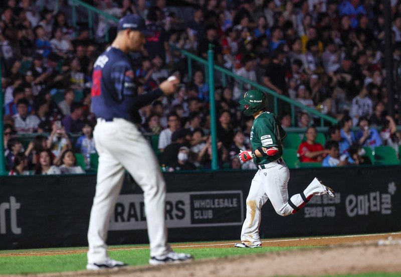 5일 인천 SSG랜더스필드에서 열린 '2025 신한 SOL 뱅크 KBO리그' 롯데 자이언츠와 SSG 랜더스의 경기, SSG 최정이 5회말 무사 선두타자로 나서 솔로홈런을 터뜨린 후 그라운드를 돌고 있다. 2025.9.5/뉴스1 ⓒ News1 김성진 기자