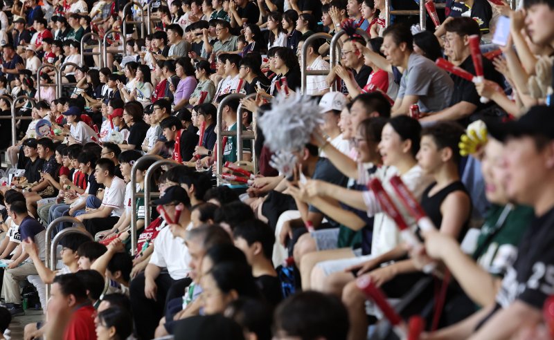 5일 인천 SSG랜더스필드에서 열린 '2025 신한 SOL 뱅크 KBO리그' 롯데 자이언츠와 SSG 랜더스의 경기에서 관중들이 힘찬 응원을 하고 있다. 정규리그 720경기 중 632경기를 마친 2025 KBO리그는 지난 4일 기준 누적 관중 1084만9054명을 기록했다. 2025.9.5/뉴스1 ⓒ News1 김성진 기자
