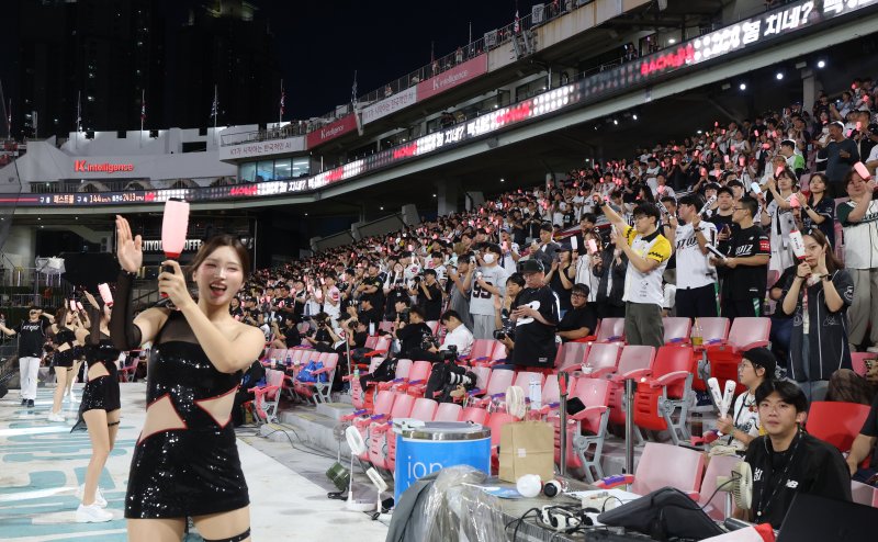 4일 오후 경기 수원시 장안구 KT위즈파크에서 열린 '2025 신한 SOL 뱅크 KBO리그' LG 트윈스와 KT 위즈의 경기에서 관중들이 응원을 하고 있다. KBO리그는 총 720경기 중 630경기를 마친 지난 3일 기준 누적 관중 1083만1295명이 집계됐다. 시즌 최다 관중 기록은 출범 후 첫 1000만 관중 시대를 열었던 지난해 세운 1088만7705명이다. 앞으로 5만6141명이 입장하면 이를 넘어서게 된다. 2025.9.4/뉴스1 ⓒ News1 김영운 기자